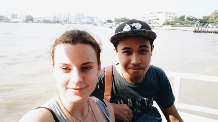Athi & ich auf einem Boot in Bangkok.